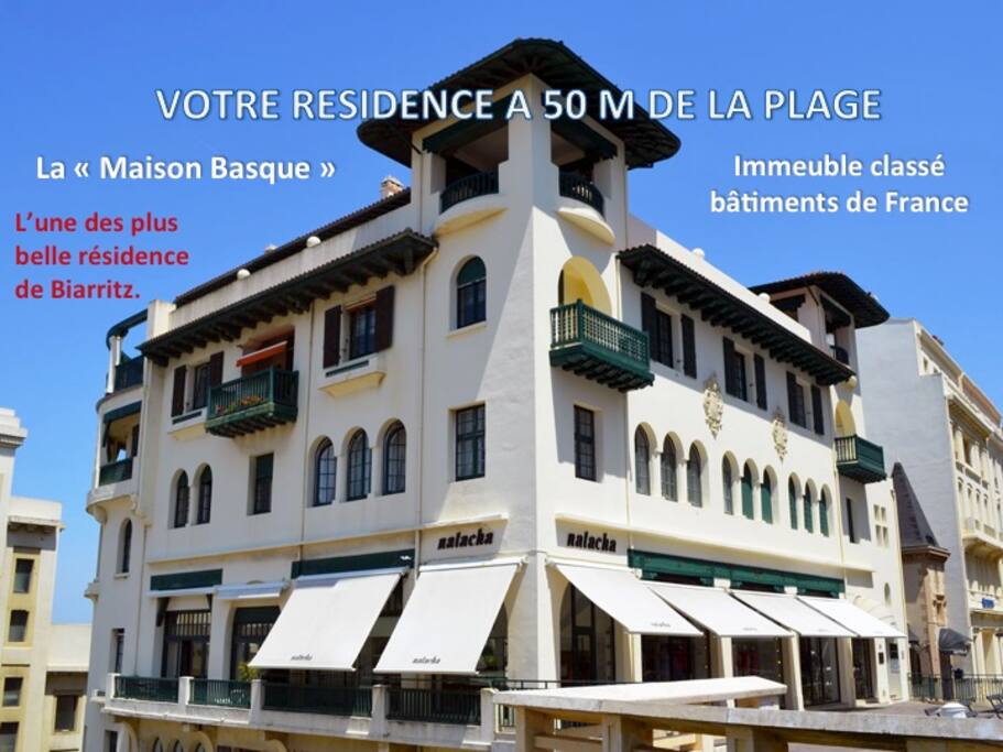 Une des plus belle résidence classée de Biarritz bord de plage.