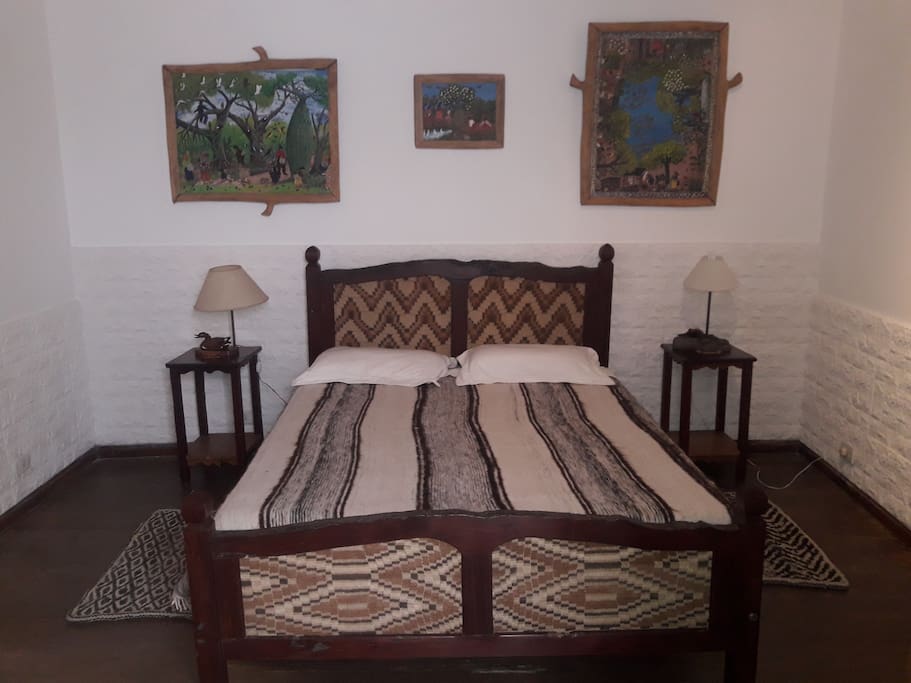 Dormitorio ambientado de acuerdo a la cultura local. Una cama matrimonial. Calefacción.