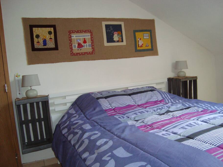 Ciel de lit fait main spécialement pour cette chambre d’hôte