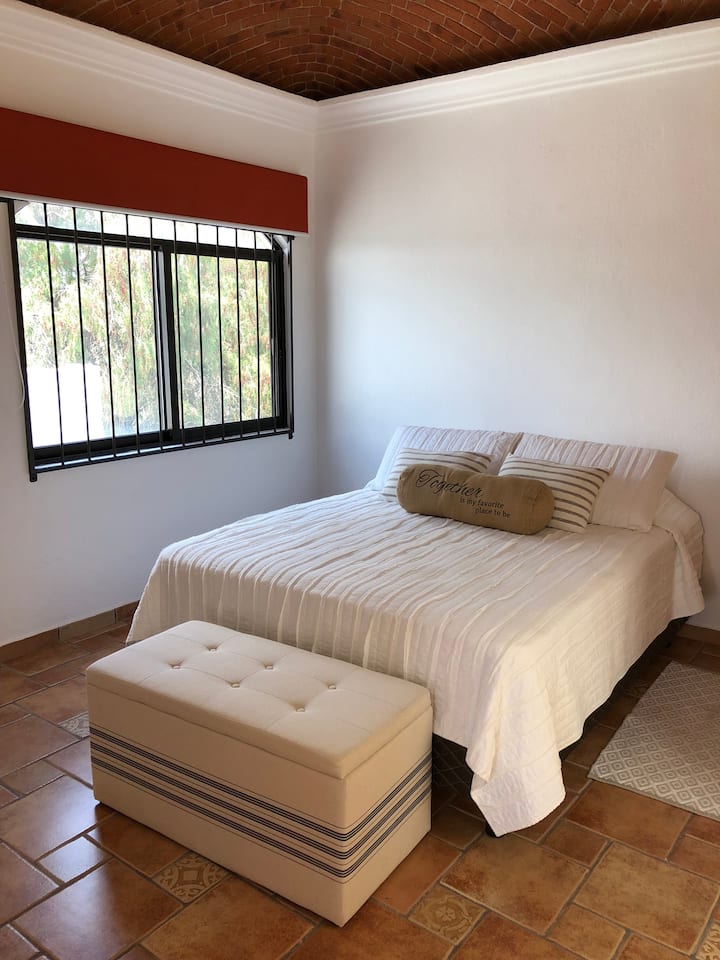 Კომფორტული და წყნარი ოთახი წყვილისთვის. Დედოფლის ზომის საწოლი და აბაზანა-ტუალეტი მაქსიმალური კომფორტისთვის.