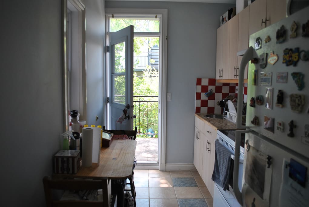 La cuisine avec porte sur le balcon