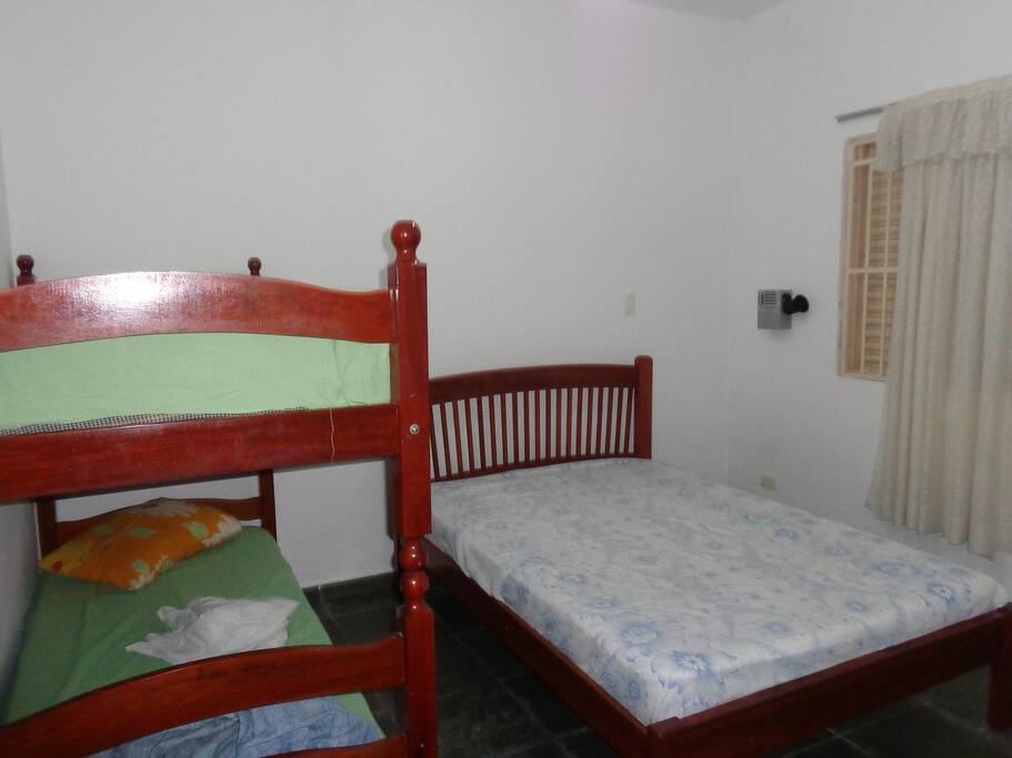 Quarto 2, cama de casal e beliche