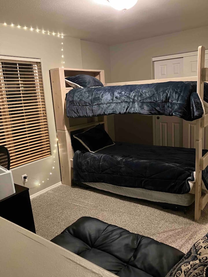 El dormitorio 3 tiene literas individuales y una cama nido doble. 