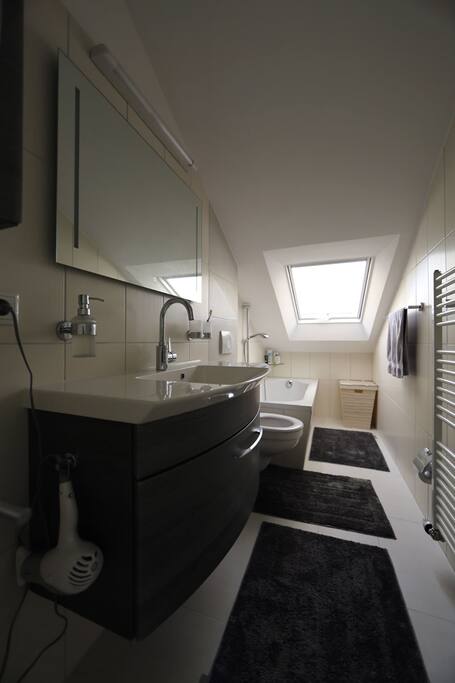 Ohne separate Dusche !