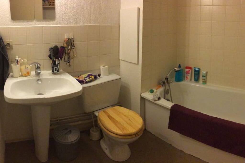 Salle de bain avec baignoire