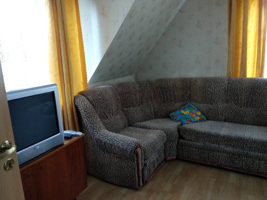 Телевизор, угловой диван.