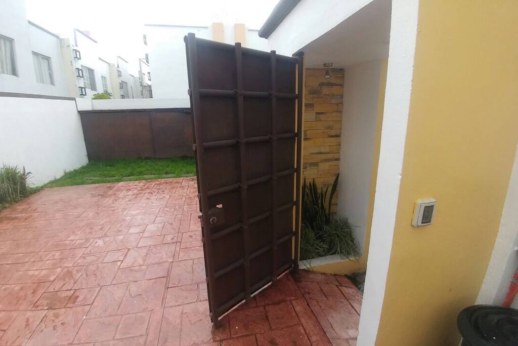 Patio, jardín y dos lugares de estacionamiento dentro de la casa