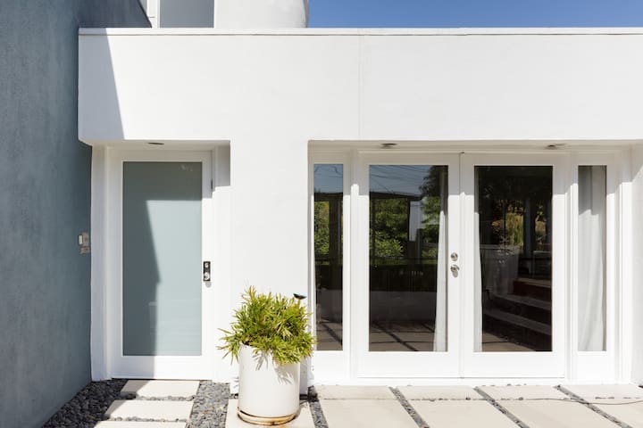 Serenity in an Architectural Masterpiece with Walls of Glass gallery image 3