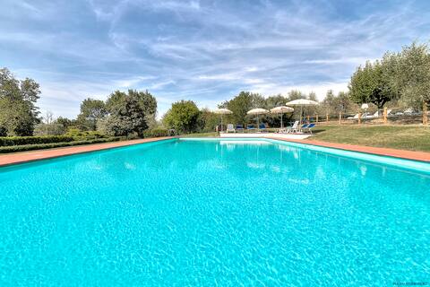 COTTAGE for up to 9 people/WIFI/AIR-CO/SWIM-POOL