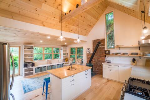 Cozy Cabin Retreat on a Brooke