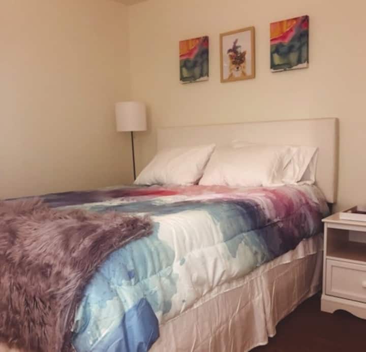 Este dormitorio tamaño queen tiene TV de pantalla plana y almacenamiento adicional para guardar tus pertenencias.