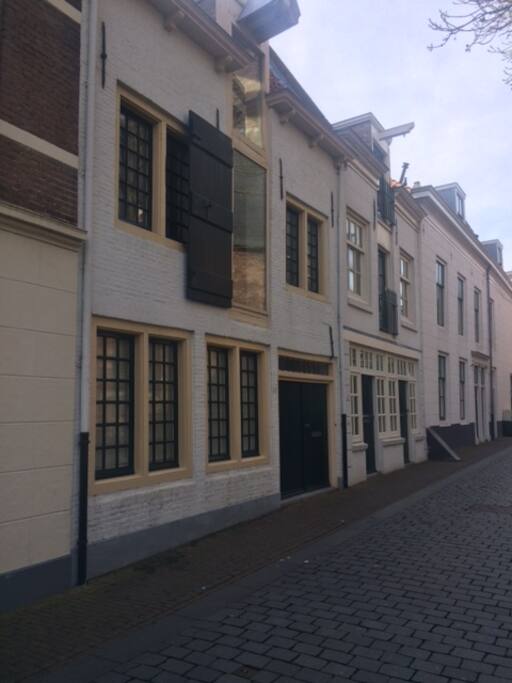 De voorzijde van het pittoreske karakteristieke gerenoveerde pakhuis, tegenover de St, Jacobskerk