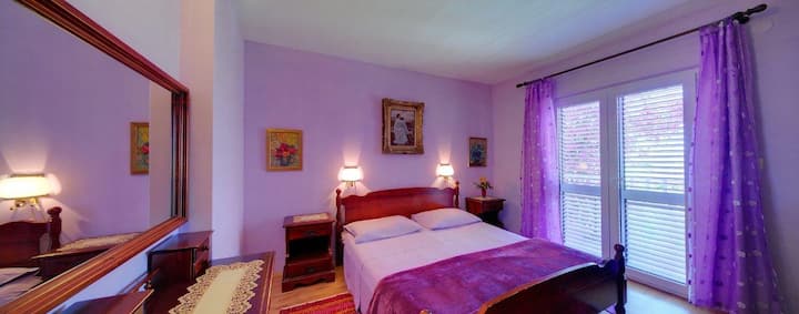 საძინებელი ორადგილიანი საწოლით