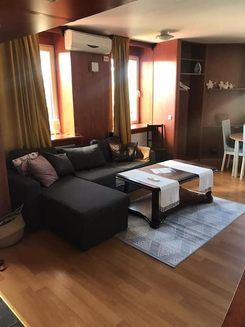 Top Airbnb: 2-Bedroom Apartment with Terrace & Large Parking in Söder