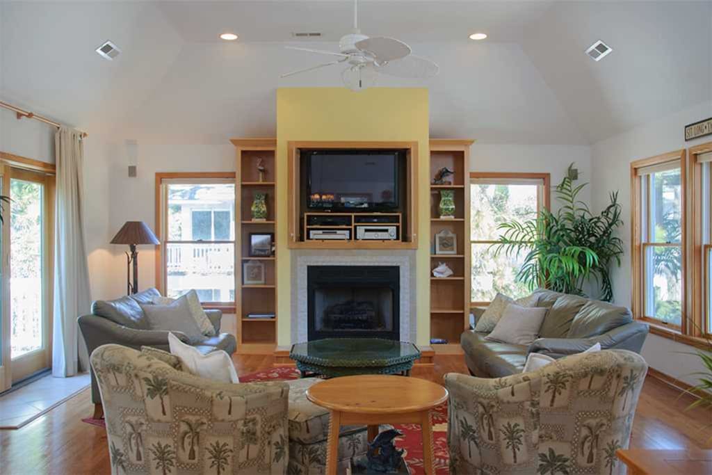 CL313: Mater Oceanus | Top Level Living Area | Fireplace Not Available For Guest Use
