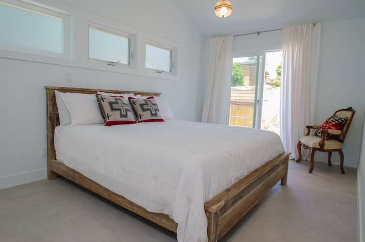 спокойна родителска спалня с двойно легло в Калифорния 