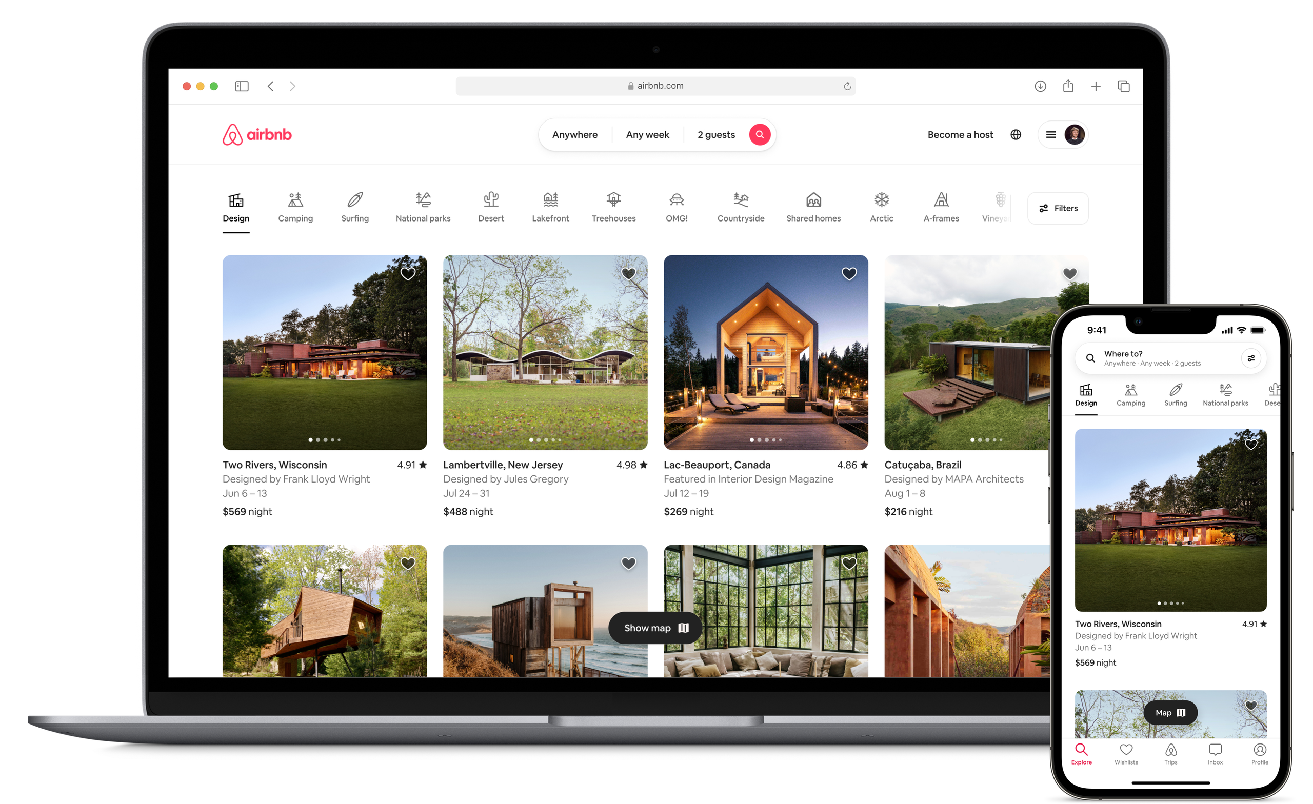 En åpen bærbar datamaskin og en mobiltelefon viser den nye Airbnb-hjemmesiden, hvor annonsebilder fra Airbnbs designkategori vises. En rad med ikoner øverst på siden viser de forskjellige kategoriene gjester kan utforske.