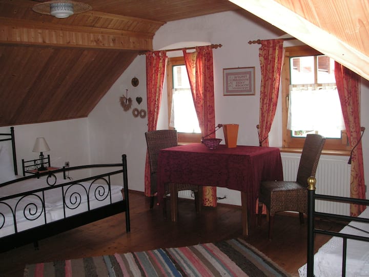 Dhomë gjumi e madhe me lavaman privat.