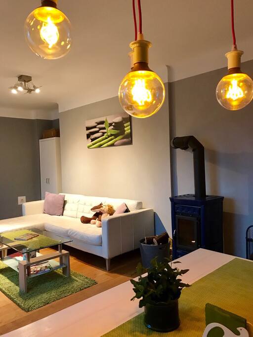 Gemütliches Wohnzimmer mit Kamin