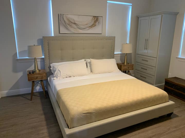 1 Bedroom Upscale Lower Level Midtown Apartment! - Mobile, AL