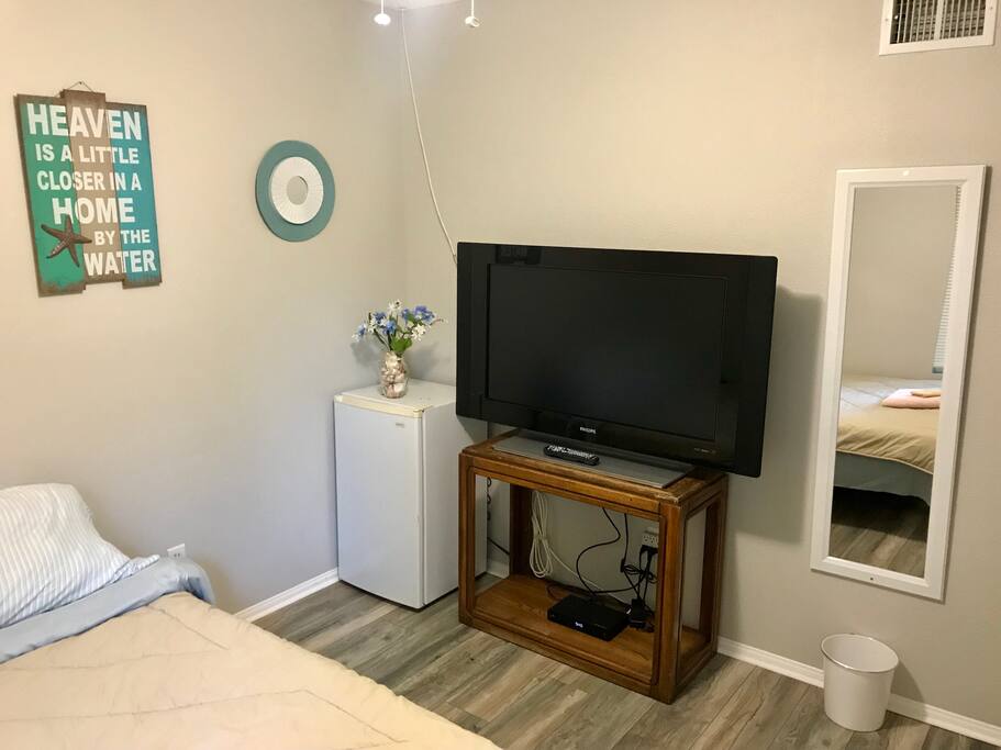 Fully equipped with mini fridge, long mirror and TV. Clean towels upon every new check in.