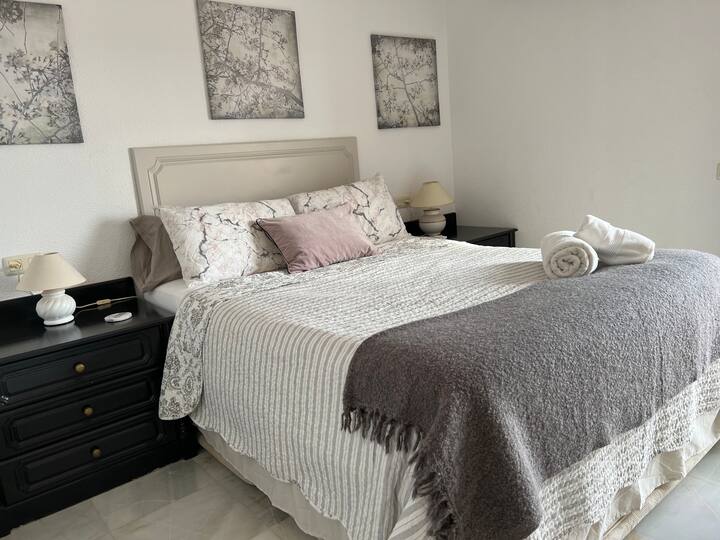 Dormitorio principal con cama doble 