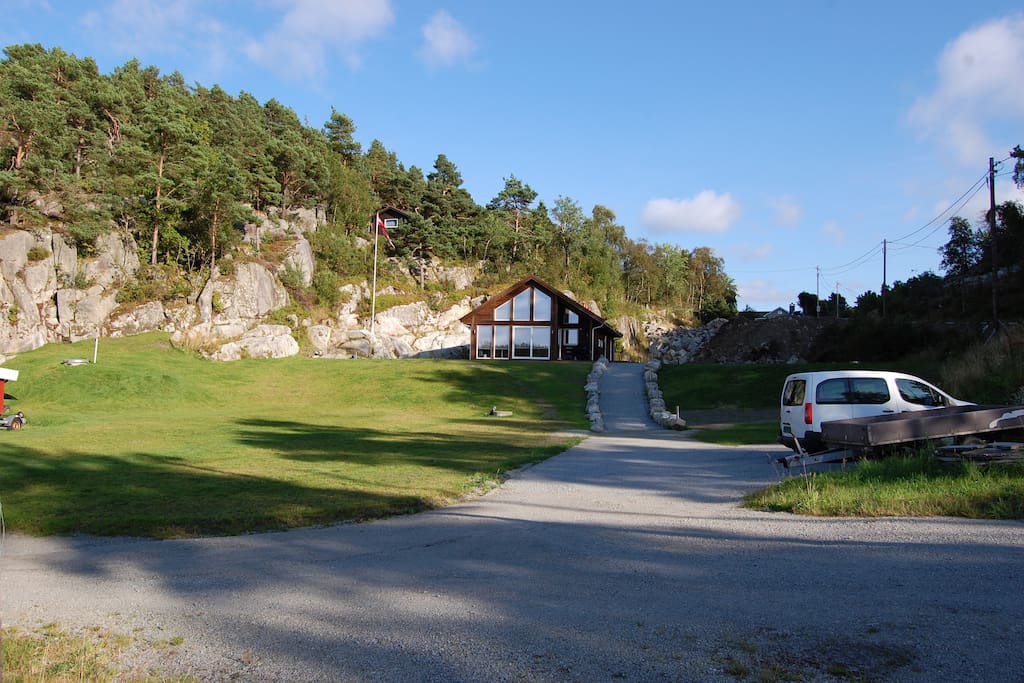 North-Vest facade towards the sea, parking in the foreground (for 3 - 4 cars)
