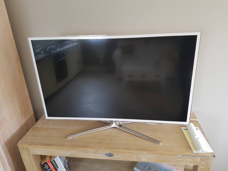 TV Rack mit großem Flatscreen