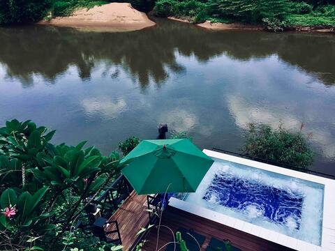 Superior Bungalow stunt the River Kwai and views.