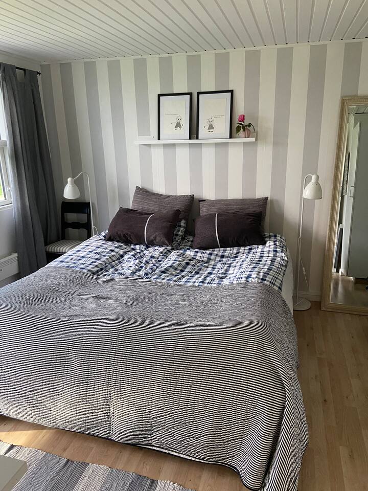 Bonita habitación grande con acceso al baño. 