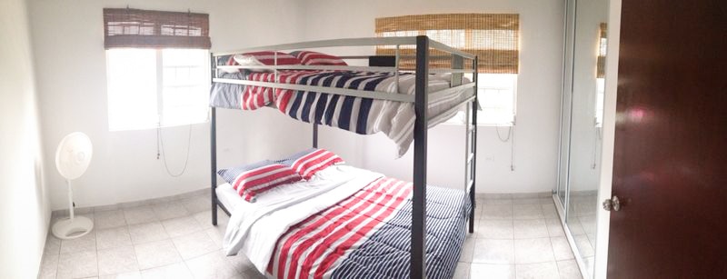 Habitación 2: literas completas con capacidad para dos adultos en la cama de abajo y dos niños o un adulto en la cama de arriba. Esta habitación tiene aire acondicionado.