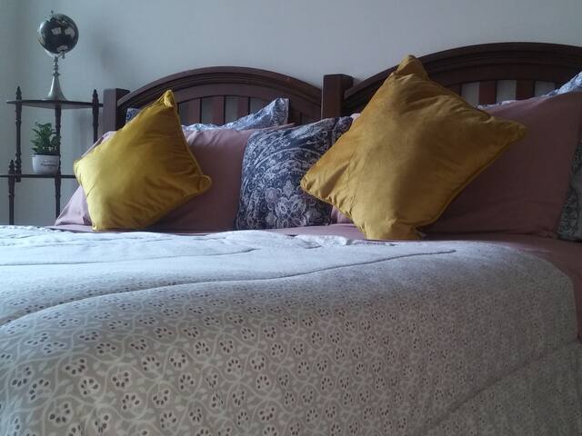 Private Room with Private Bath, next to metro