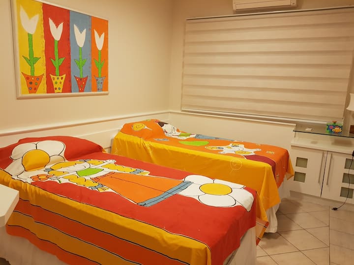 2号套房，配有空调、2张单人床和1张子母床