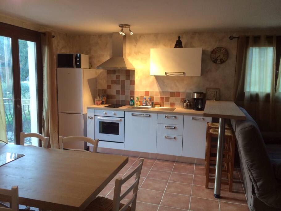 Cuisine équipée et salle à manger