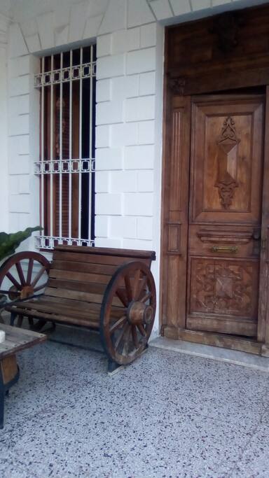 Entrada principal de la casa colonial..