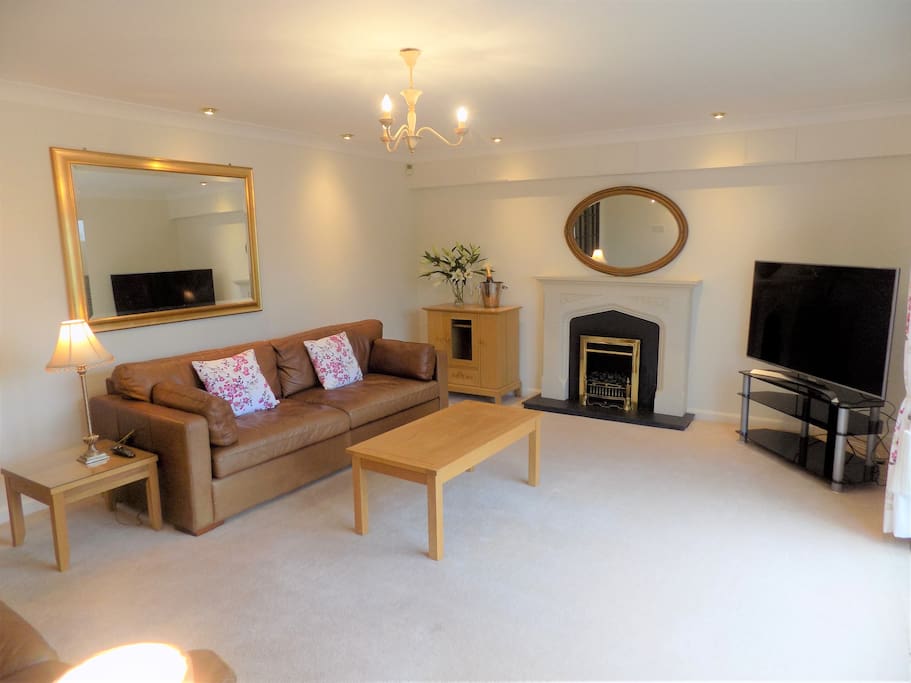 Spacious lounge
