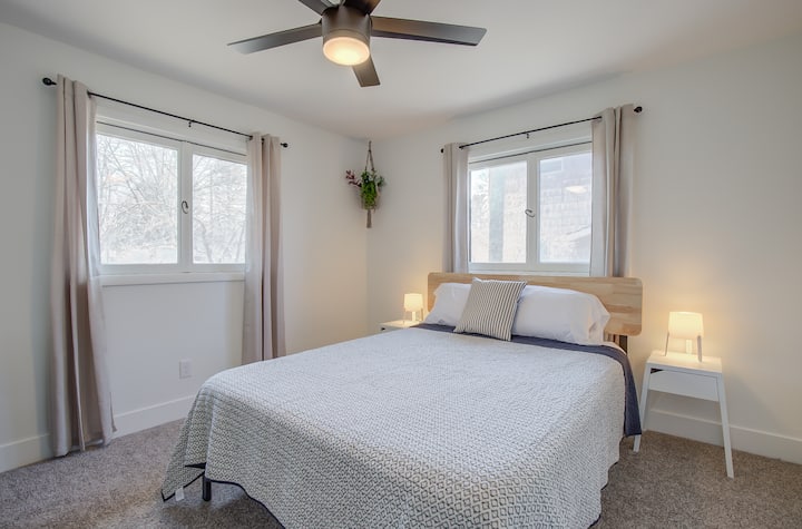 Spálňa s manželskou posteľou Queen na poschodí