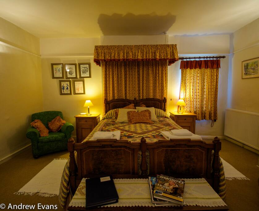 The Hayloft. King size bed/Sofa bed/put you up bed/Family room