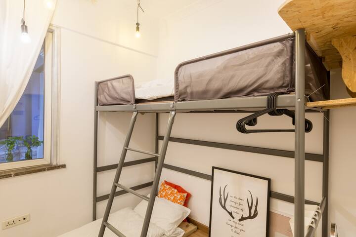 【莫妮卡小屋-5号房间】离解放碑200米,距地铁站入口150米,楼下是超市