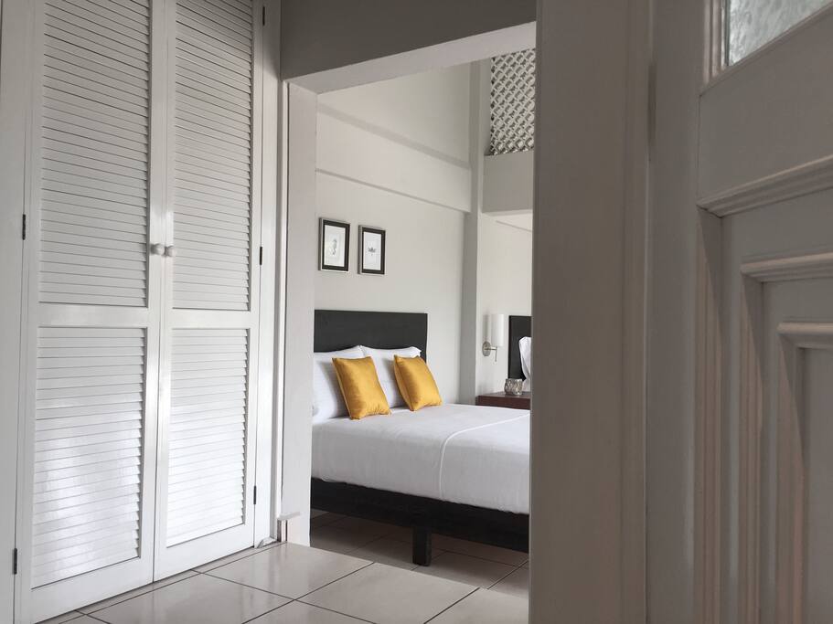 Amplio closet equipado con repisas, ganchos, plancha y soporte