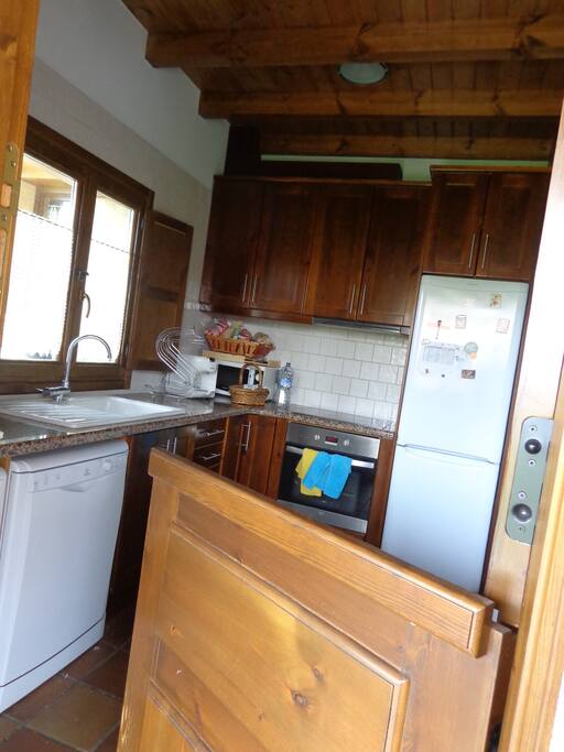Cocina con puerta doble de entrada