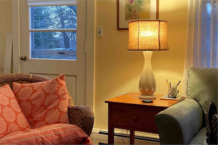 Acogedora sala de estar con dos sofás para leer, relajarse y ver la televisión. 