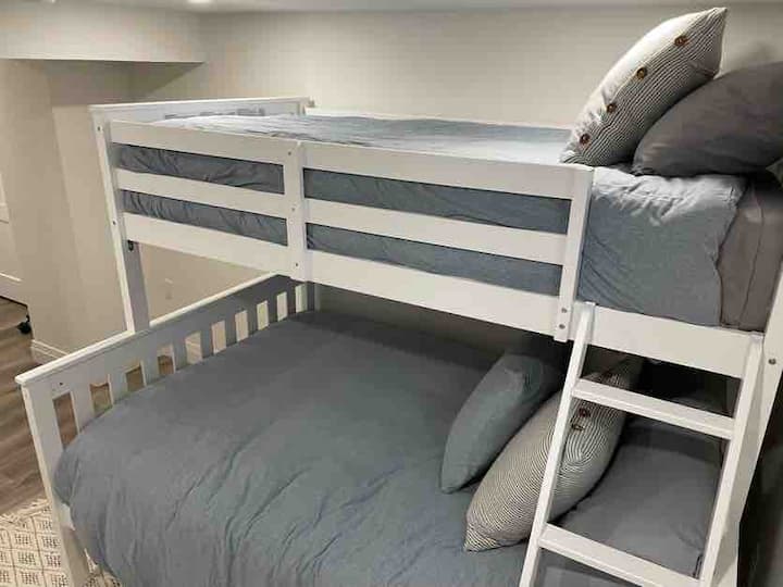 أسرّة بطابقين/سرير مزدوج في الأسفل/ مفردة في الأعلى. 