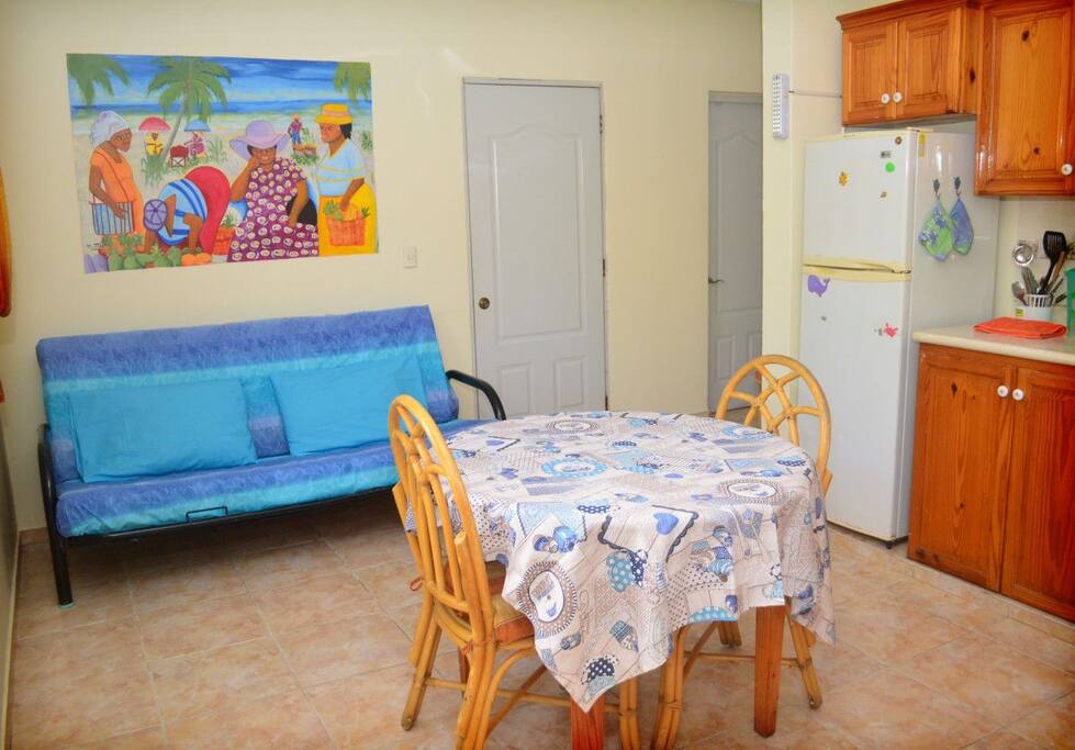 Soggiorno con cucina e divano letto