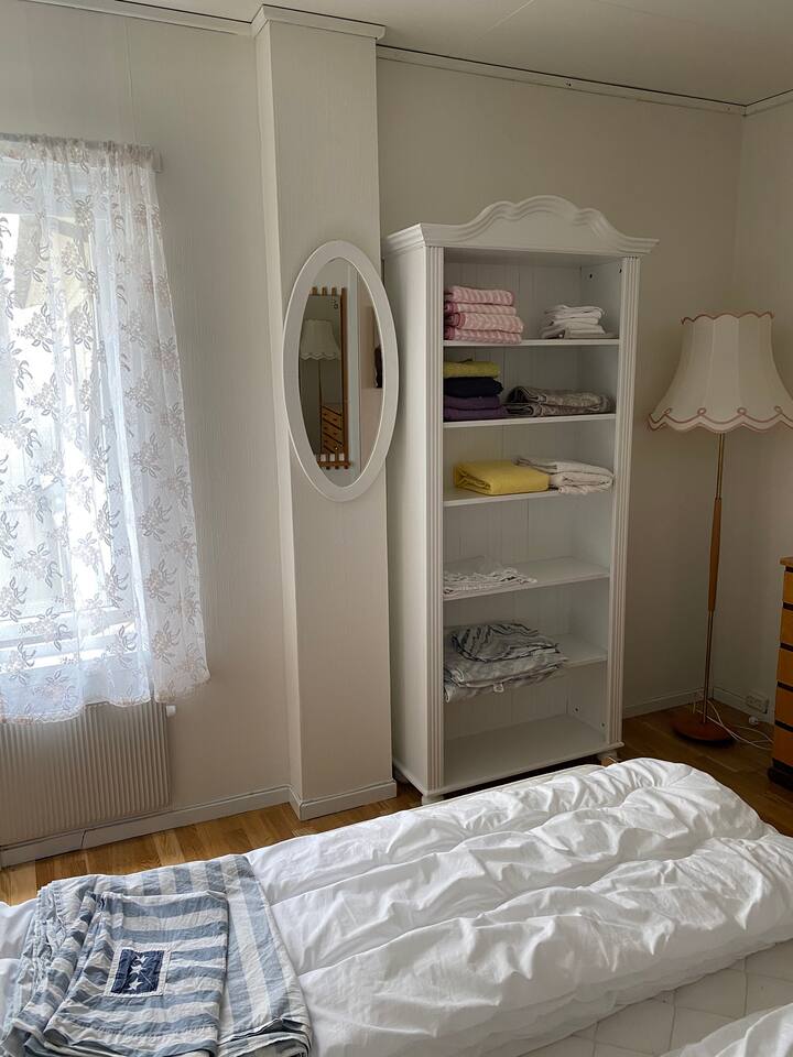 Chambre 2 - lit double - commode - étagères.