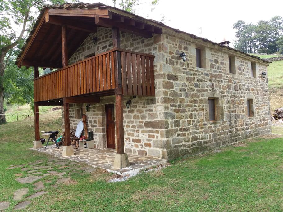 Fachada y vista general de la Cabaña Pasiega