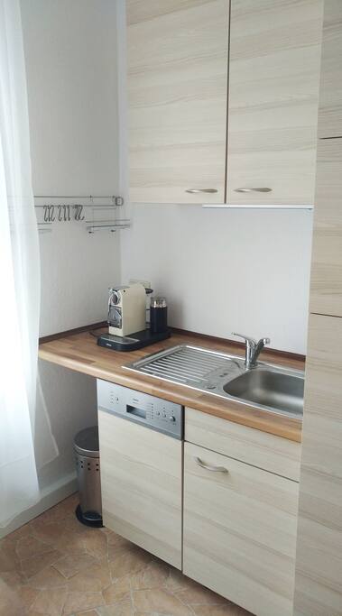 Kaffeeautomat und Spülmaschine