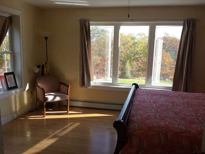 Დიდი საწოლი და გასეირნება კარადაში