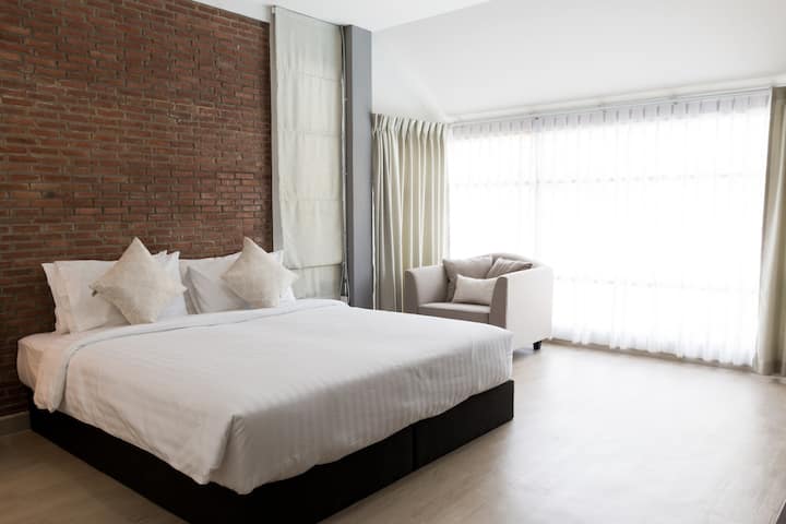 Siri Room - 1 x Kingsize Bed, Private Bathroom, Aircon and Pool View