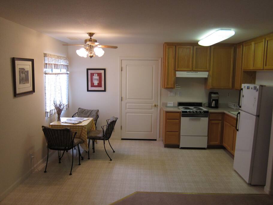 Kitchen and breakfast area